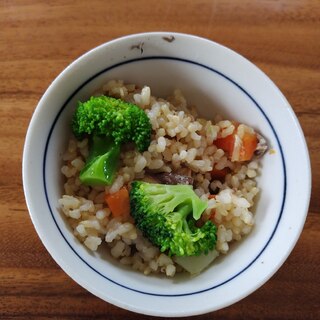 玄米で植物繊維タップリ！サバ缶で味付け